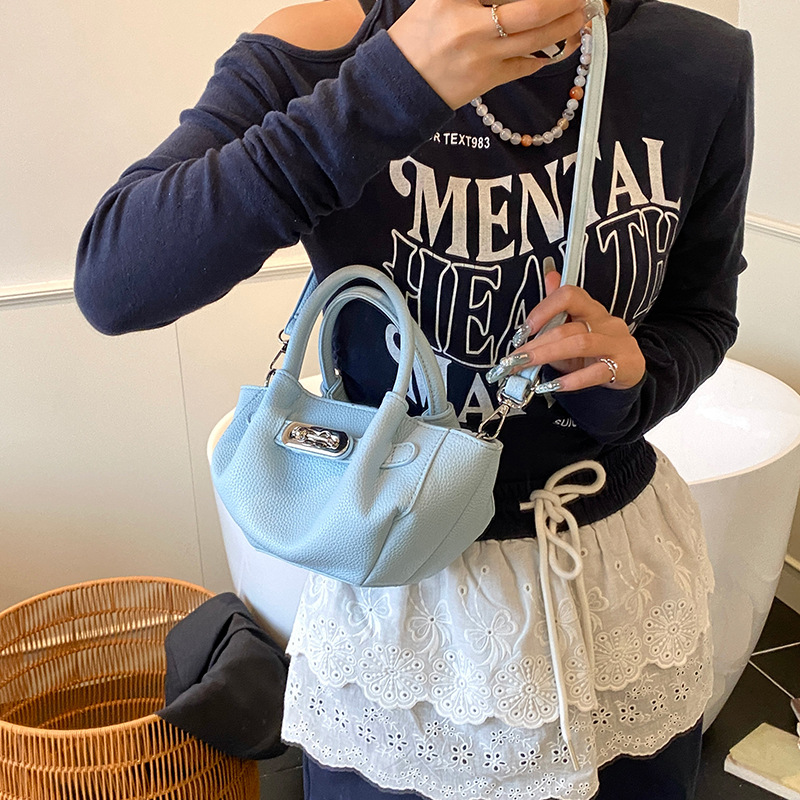 A new summer 2025 fashionable and versatile hand-held vegetable basket bag for women, with a retro, simple, light luxury and high-end feel. It's a single-shoulder crossbody bag Specification drawing