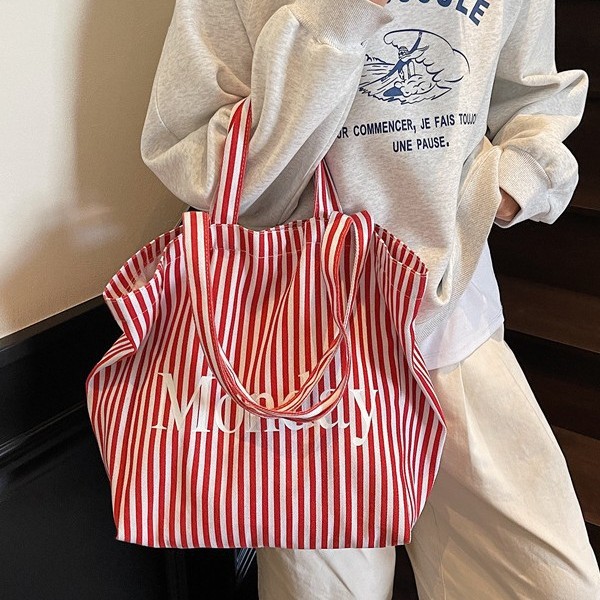 A new Korean-style, versatile and fashionable striped single-shoulder bag with a large capacity for students to carry to class details Picture