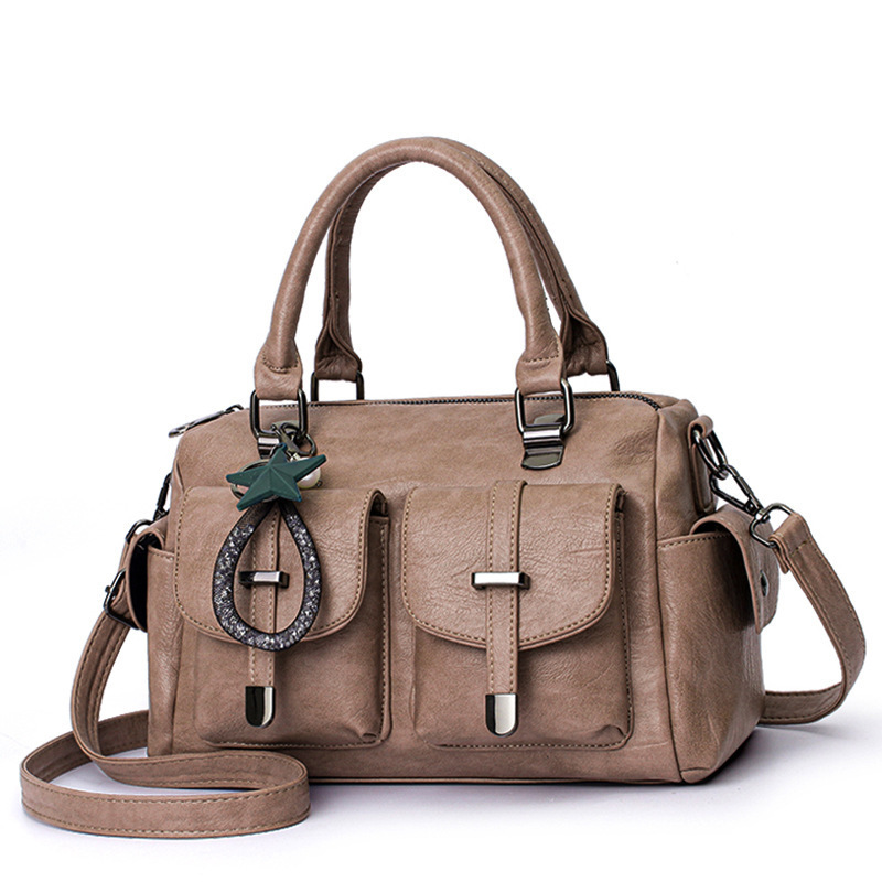 2024 New solid color, simple leather texture, fringed, personalized, large capacity, single-shoulder crossbody, foreign trade soft leather large bag Application Scenario