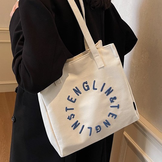 New best-selling Nordic-style simple large-capacity canvas bag, simple and versatile single-shoulder bag for students' commuting to class Application Scenario