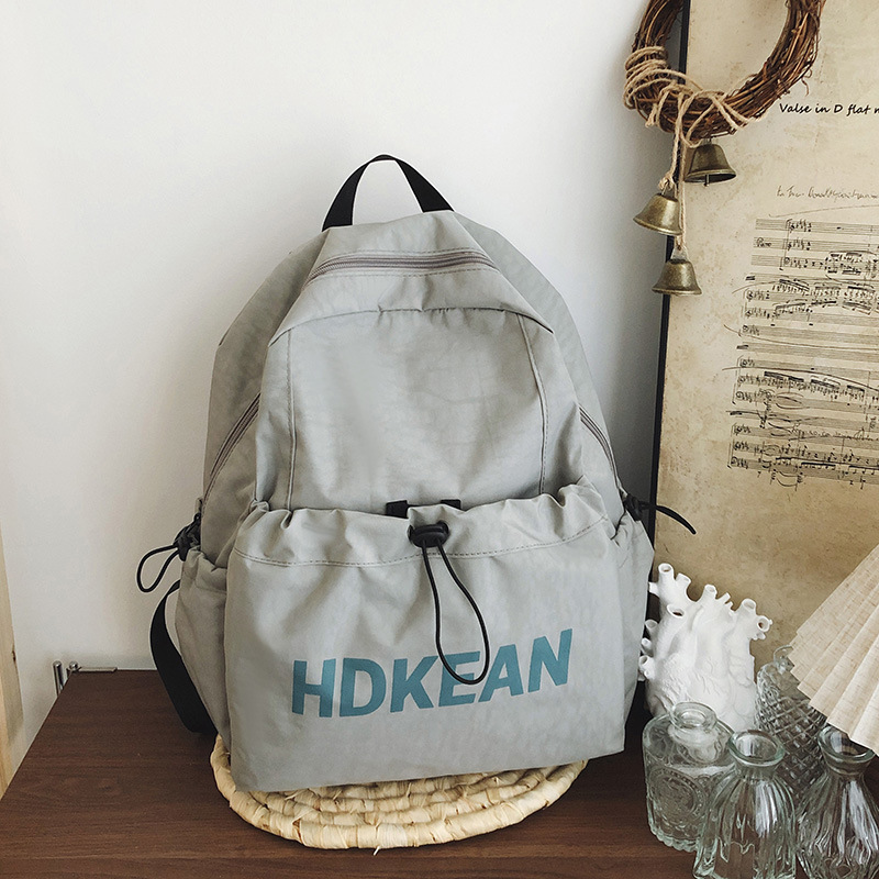 This is a stylish, casual, outdoor, large-capacity, lightweight, Korean-style commuting backpack for both men and women Application Scenario