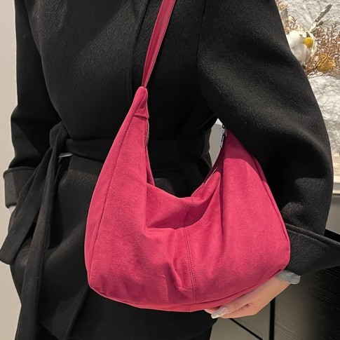 The 2024 new collection of popular women's autumn and winter bags, a large-capacity commuting single-shoulder bag and a matte crossbody bag for women full figure