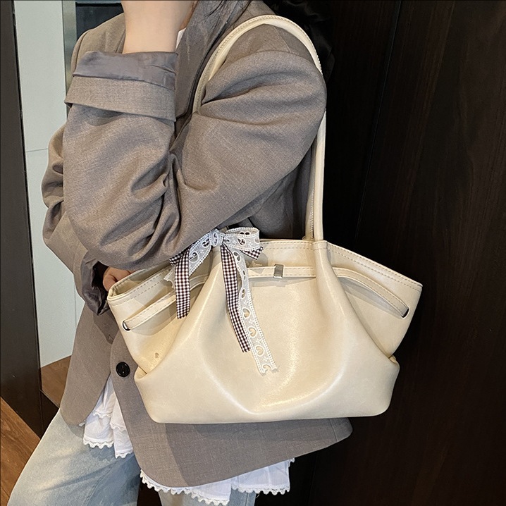 The 2025 new high-end pleated fashionable hand-held underarm bag is a trendy and versatile choice for women. It's a super popular solid color single-shoulder bag full figure
