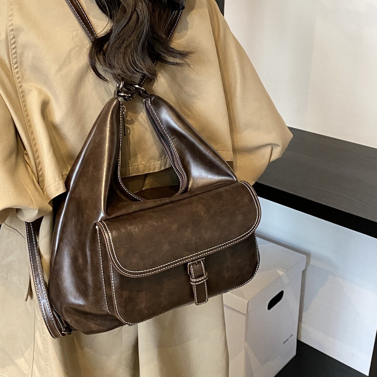 New retro large-capacity bag, niche tote bag, fashionable autumn and winter high-end quality commuting single-shoulder bag full figure