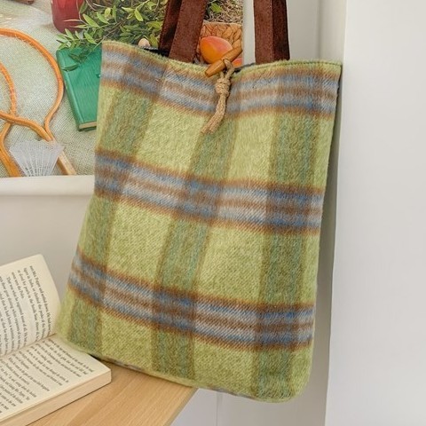 A cute Japanese woolen large-capacity single-shoulder tote bag with a checkered pattern for the 2024 autumn and winter collection, featuring a laid-back and versatile style Specification drawing
