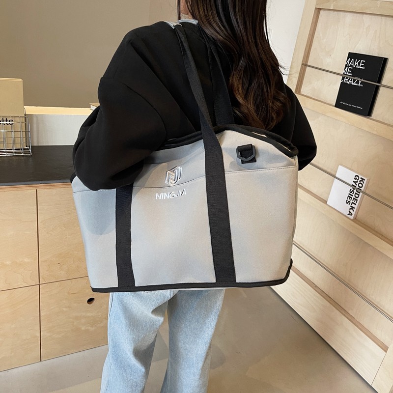 New fashionable and lightweight yoga fitness bag, women's outdoor short trip storage bag, Korean-style simple single-shoulder crossbody bag Application Scenario