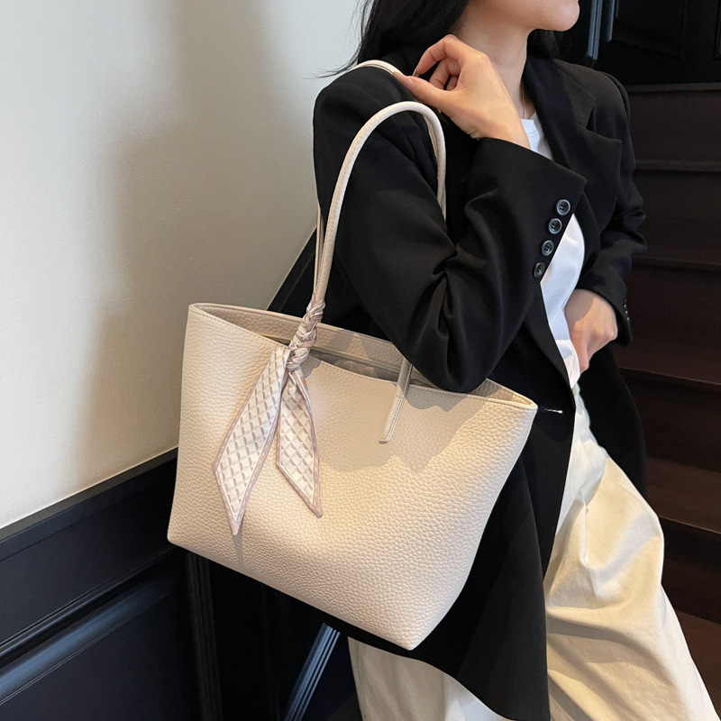 Korean style simple and stylish, versatile large-capacity tote bag for women 2025 new casual commuting, high-end quality single-shoulder bag Application Scenario