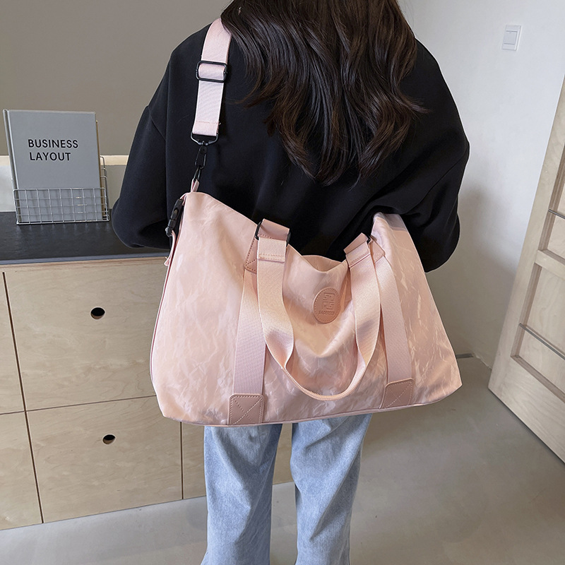 Fashionable and lightweight short-distance travel bag, hand-held and shoulder-loaded sports yoga fitness bag, large-capacity simple and casual luggage bag Application Scenario