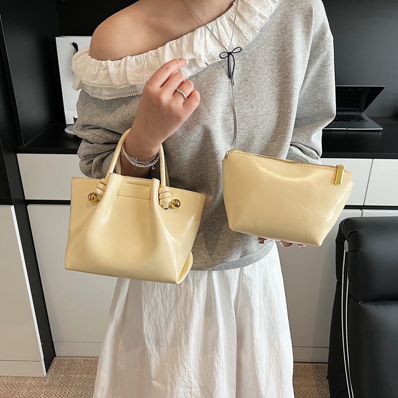 A high-end, niche design pleated hand-held bucket bag for women, a new 2025 fashionable and versatile single-shoulder crossbody bag for commuting details Picture