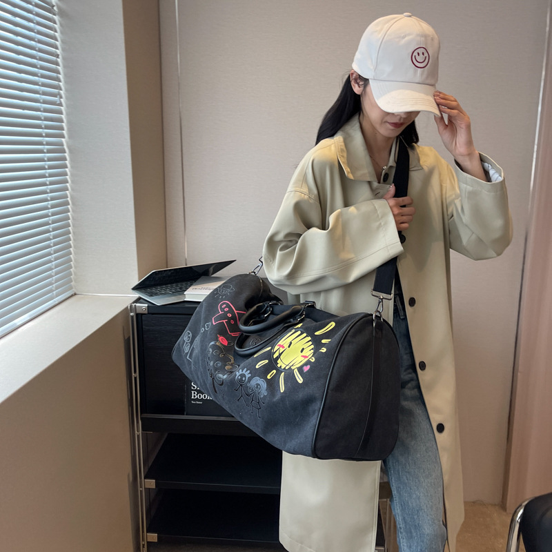 Cross-border neutral large-capacity travel bag, women's luggage bag, casual canvas single-shoulder crossbody travel bag, lightweight handbag Application Scenario