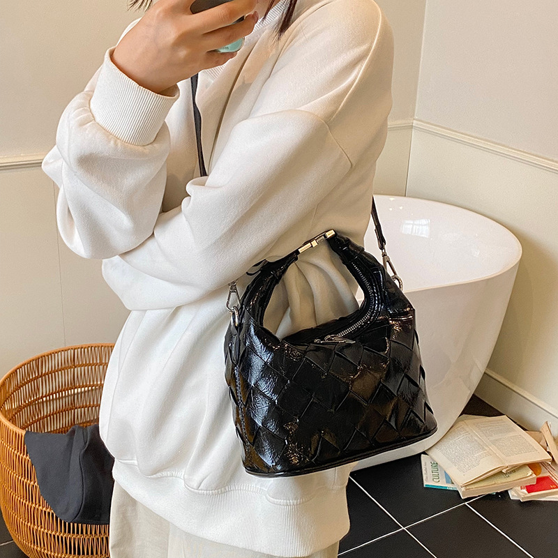 2025 New fashion woven handbag, casual and versatile women's bag, simple diamond-shaped single-shoulder bag, trendy crossbody bag details Picture