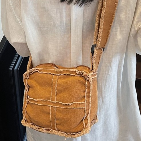 The new design of the laid-back canvas small bag is a retro, aged and fringed student single-shoulder crossbody bag that catches the eye full figure