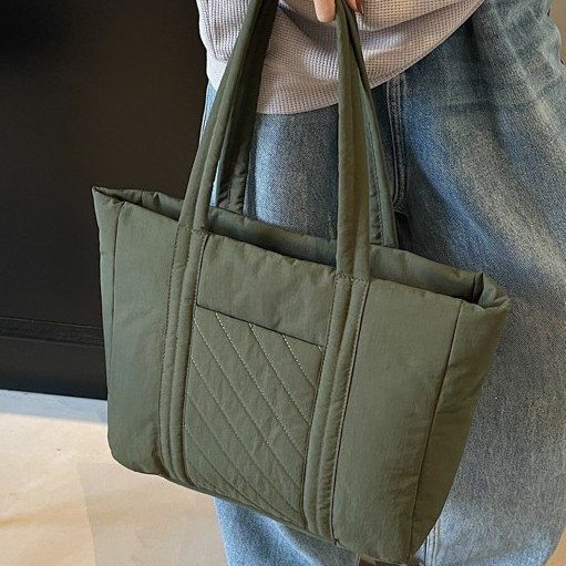 Fashionable women's bag, casual and lightweight tote bag, large-capacity single-shoulder bag, hand-held handbag, diamond-shaped high-end texture bag Application Scenario