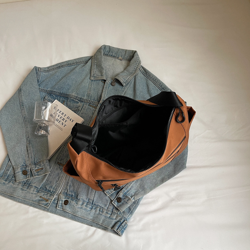 2024 Autumn/Winter new Tote bag, casual crossbody bag, versatile shoulder bag, simple and stylish Japanese and Korean Instagram dumpling bag Application Scenario