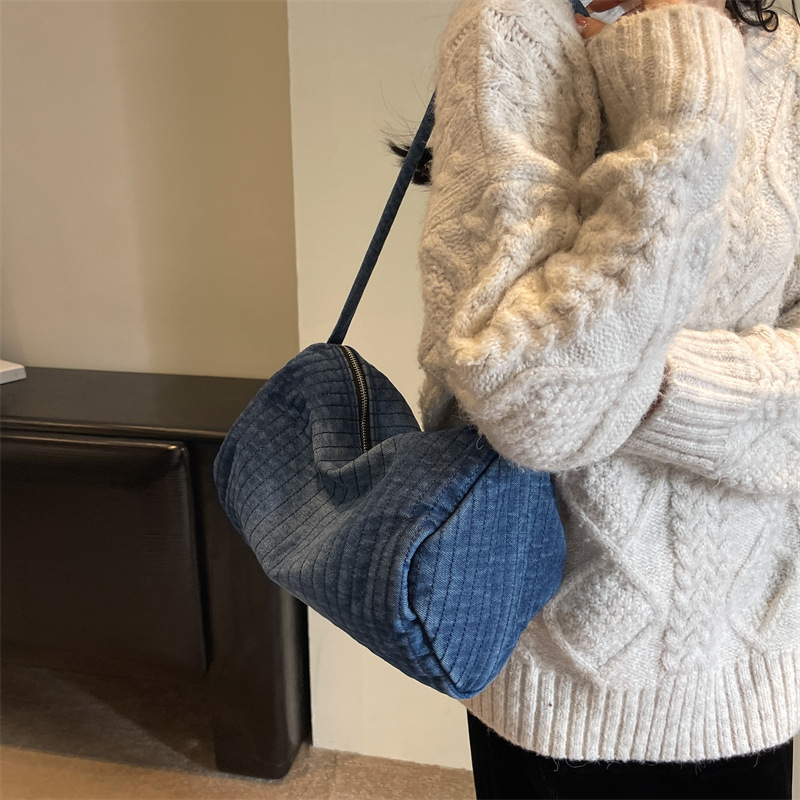 The new hand-held shoulder bag is a versatile Korean-style underarm bag with a niche design and a checkerboard pattern denim bag details Picture