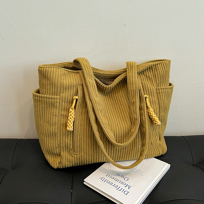 Large-capacity corduroy bag for women, new winter 2024 versatile and fashionable single-shoulder bag, casual student commuting tote bag Application Scenario