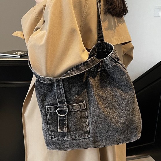 The new autumn and winter fashion tote bag, a large-capacity denim bag, is a versatile and casual single-shoulder bag for students' classes Specification drawing