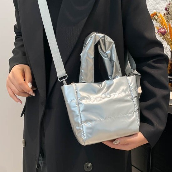 New versatile handbag for autumn and winter, with a diamond-patterned soft surface, lightweight handbag, exuding a sense of luxury. The cotton-padded jacket bag features a simple Korean style Specification drawing