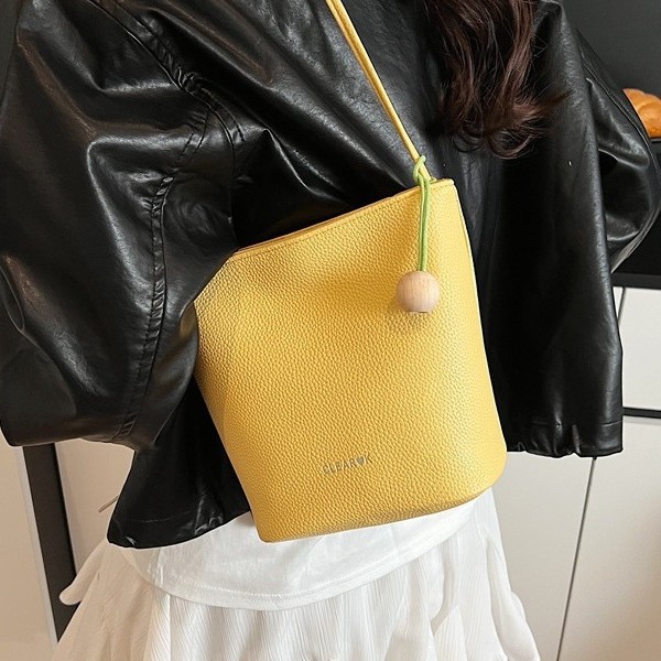 New minimalist and niche design large-capacity handbag, versatile casual bucket bag, solid color fresh single-shoulder crossbody bag Specification drawing