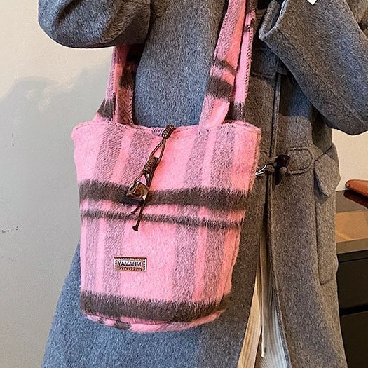 Fashionable and color-blocking woolen underarm bag for women, 2024 new school-style tote bag, casual, trendy and versatile shoulder bag details Picture