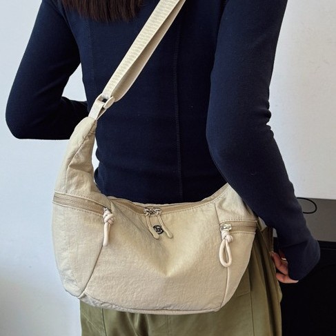 Fashionable commuting large-capacity single-shoulder crossbody bag for women, new casual and versatile tote bag, Korean-style underarm bag, horn bag Application Scenario