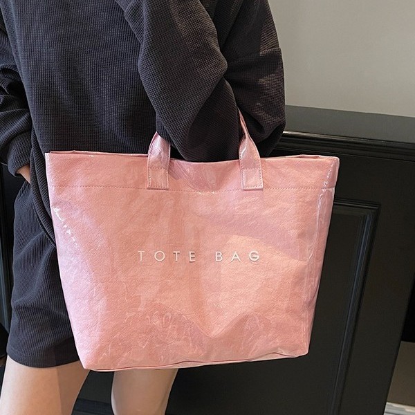 This retro and fashionable new design DuPont paper handbag is a trendy, versatile and simple single-shoulder bag for women Application Scenario
