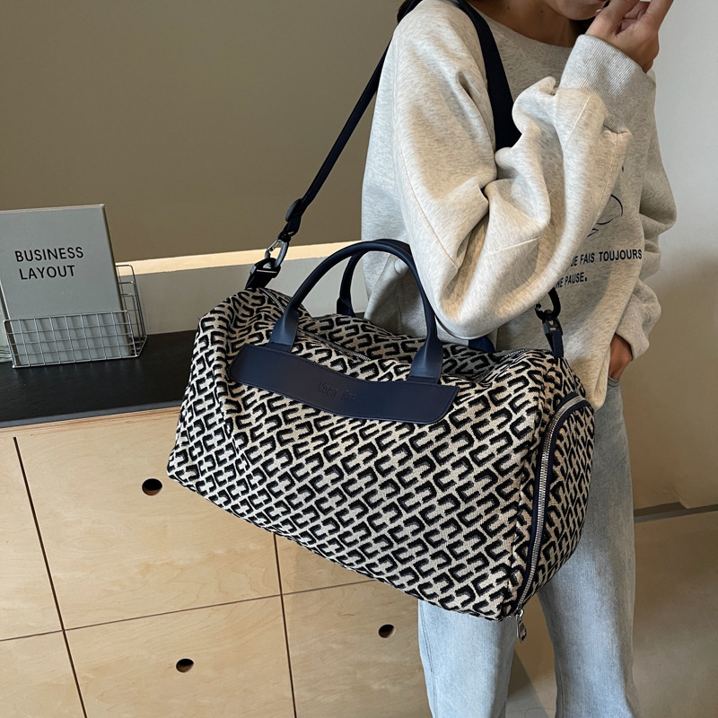 Autumn new large-capacity travel bags with fashionable prints, short business trip luggage bags, and dry-wet separation sports and fitness bags Application Scenario
