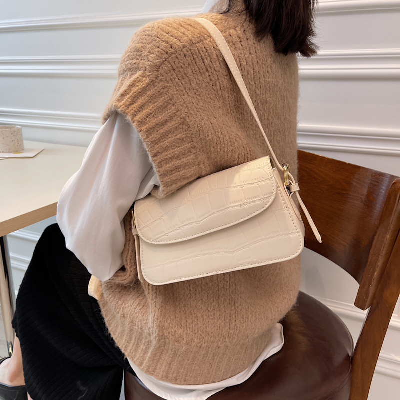 A new 2023 trendy and fashionable crocodile pattern single-shoulder underarm bag for women, a retro and versatile crossbody bag Application Scenario