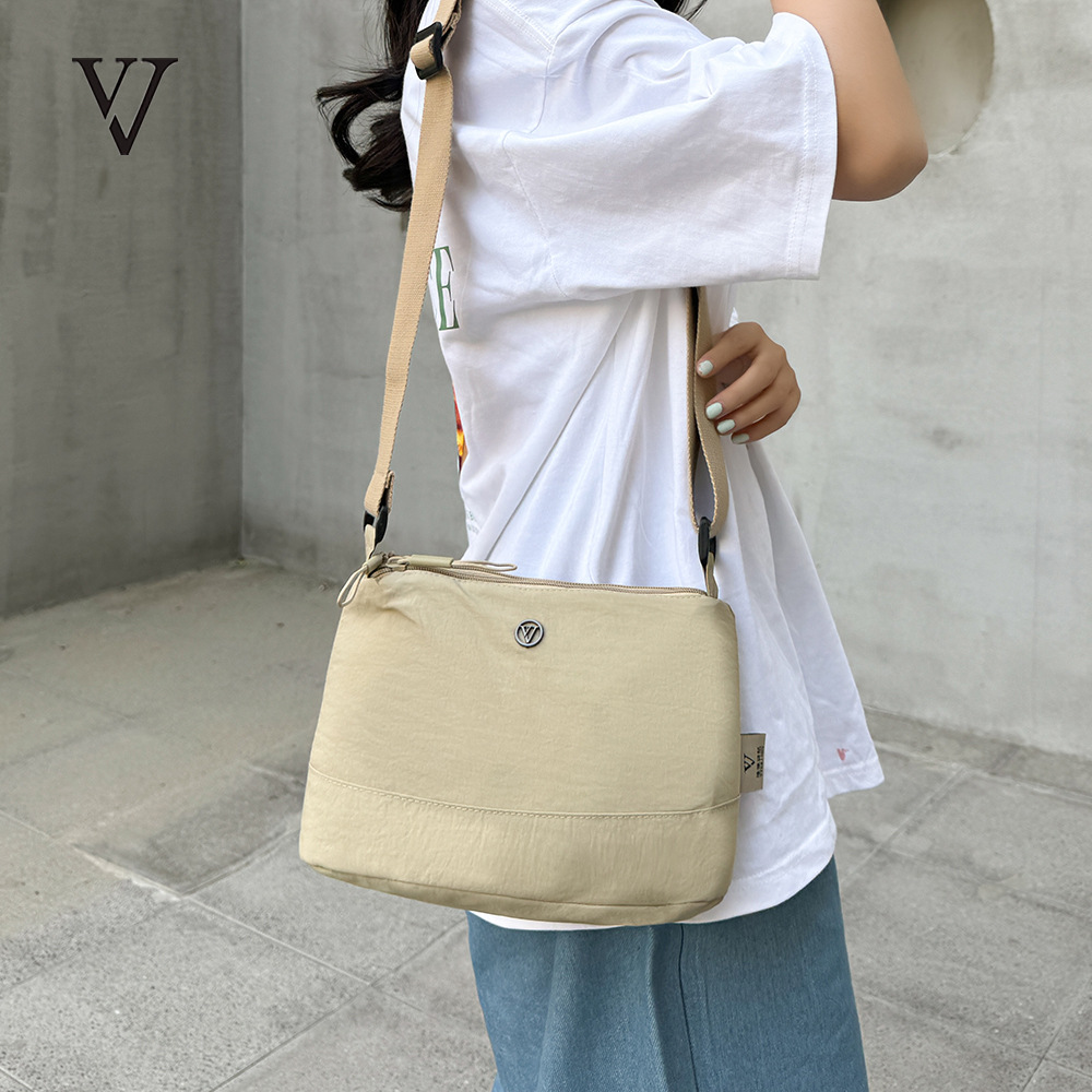 A new Japanese casual crossbody bag, a versatile multi-layered storage single-shoulder bag for women's cross-border travel, and a large-capacity student tote bag full figure