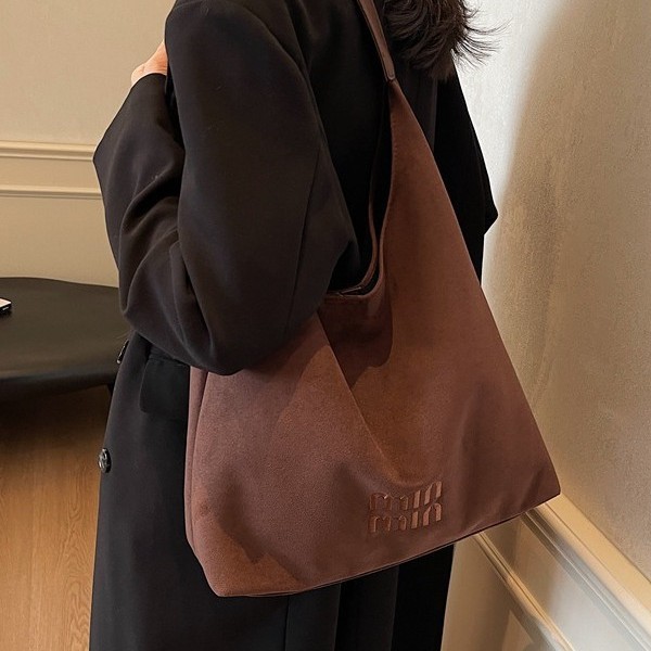 A new high-end textured tote bag with a large capacity for commuting, versatile for single-shoulder and underarm use, and a laid-back style for autumn and winter fashion Specification drawing
