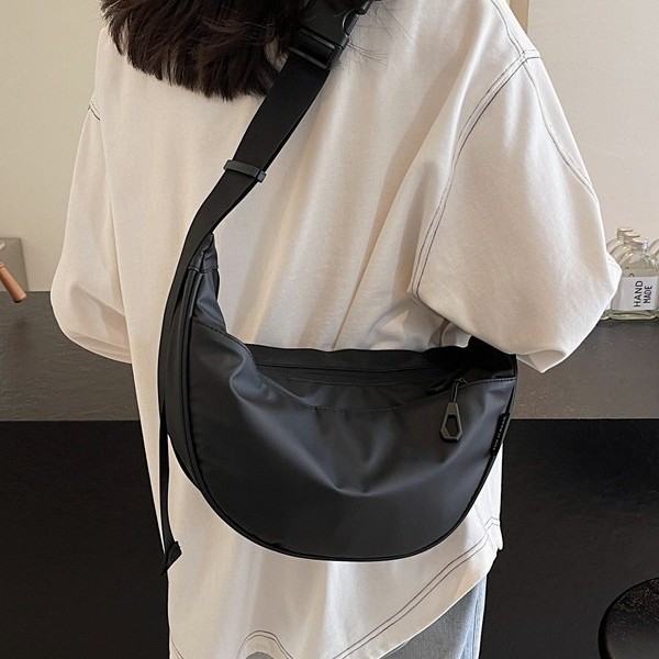 This is a popular and versatile single-shoulder bag for the new autumn and winter of 2024. It is a lightweight and simple single-shoulder bag with a wide shoulder strap and a dumpling bag for women full figure
