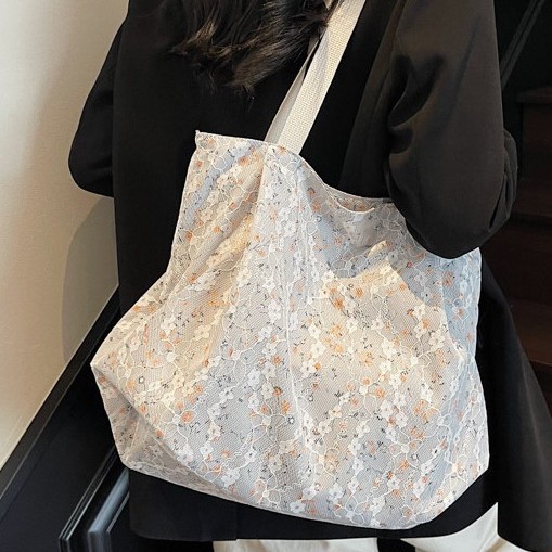 Cross-border floral print fabric bag for women 2025 New style, fashionable and versatile shoulder bag, large-capacity commuter tote bag for women Application Scenario