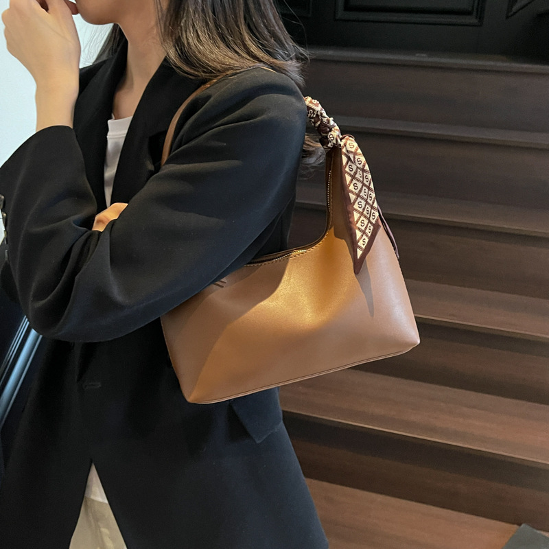 Cross-border versatile and stylish underarm bag for women 2025 New style simple and high-quality underarm bag, fashionable and casual single-shoulder bag Application Scenario