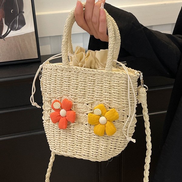 Woven bags, women's flower bags, spring new fashionable and niche single-shoulder bags, vacation beach bucket bags, straw woven bags full figure