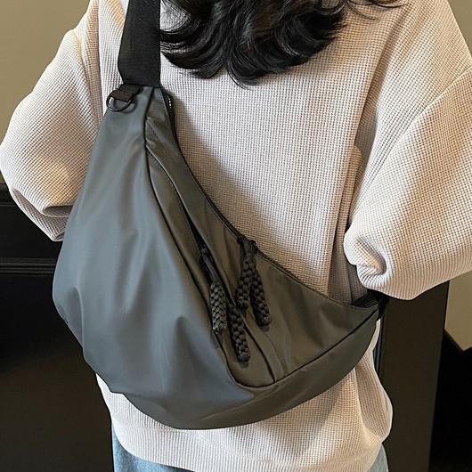 Men's and women's crossbody bag 2025: Simple and versatile chest bag, sport crossbody bag, casual commuting, light and fashionable fitness bag Application Scenario