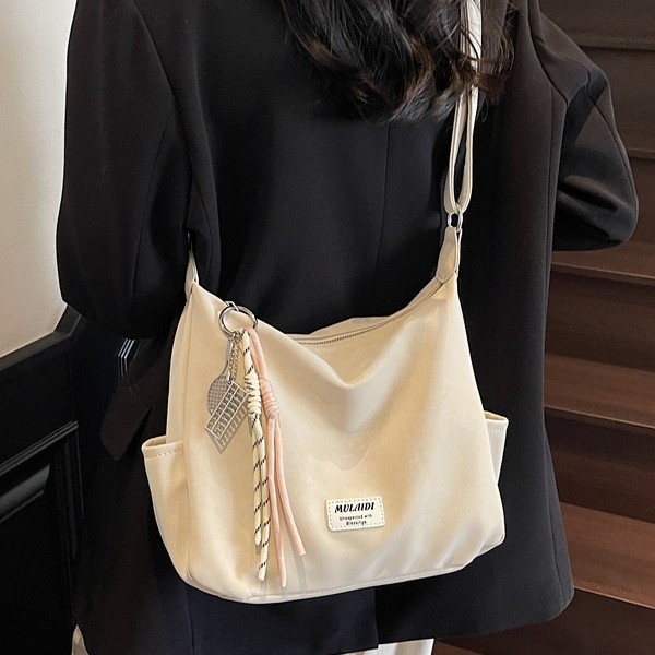 Commuting high-appeartion-level large-capacity women's bag, 2025 new style casual and simple crossbody bag, lightweight travel tote bag Application Scenario