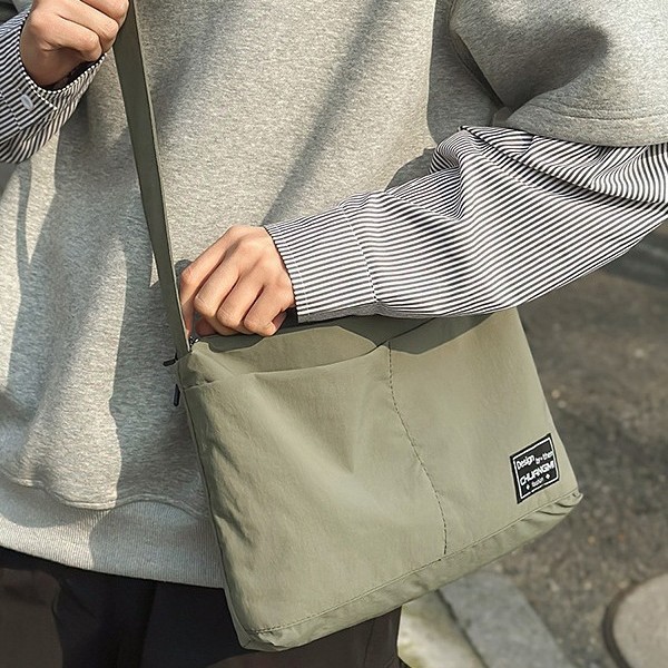 Japanese-style lightweight solid-color crossbody bag, nylon fabric water-resistant single-shoulder bag, mountain-style versatile small square bag, commuter messenger bag Application Scenario