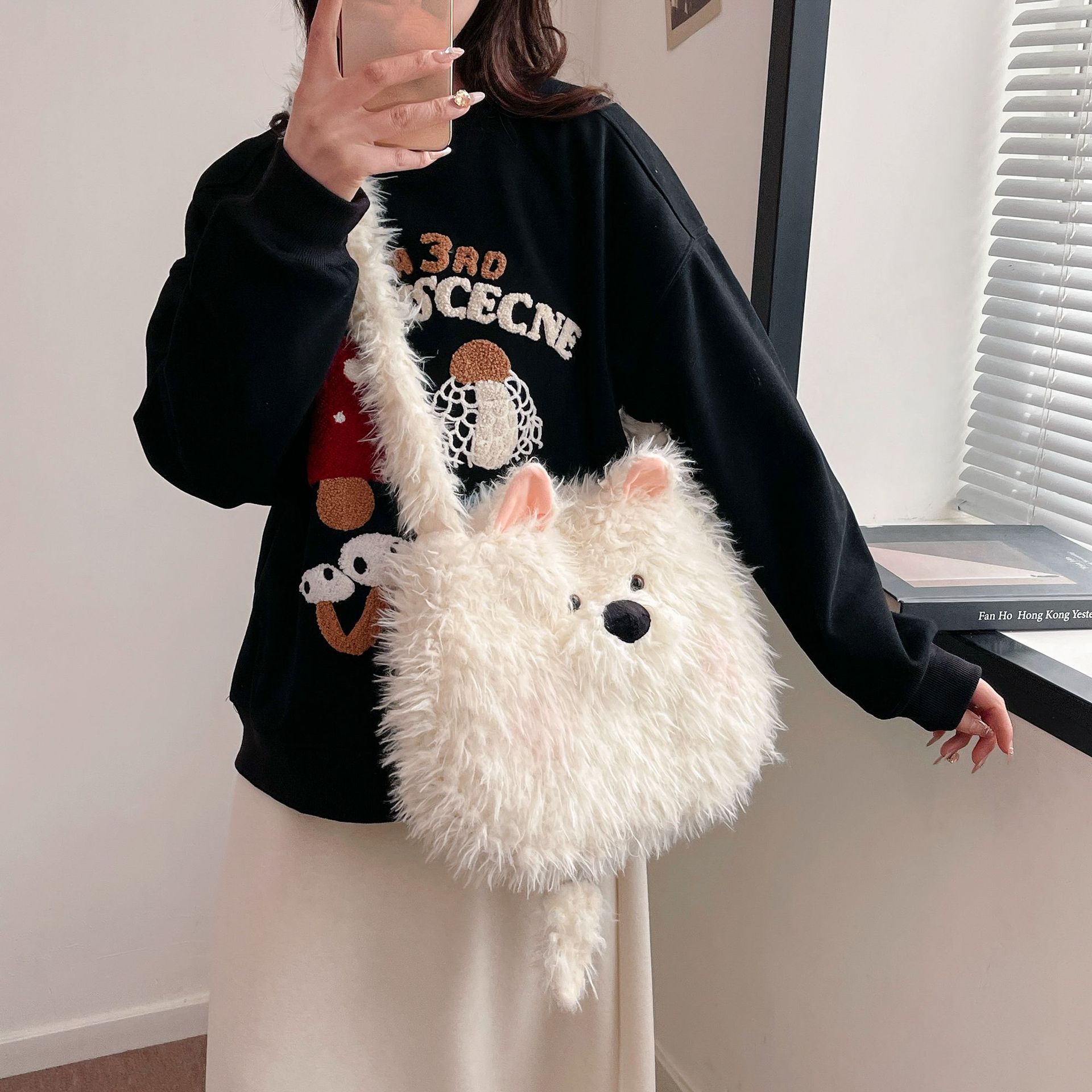 The new cartoon Samoyed plush bag is cute and sweet, with a girlish heart. It features a crossbody single-shoulder bag and a large-capacity underarm bag details Picture