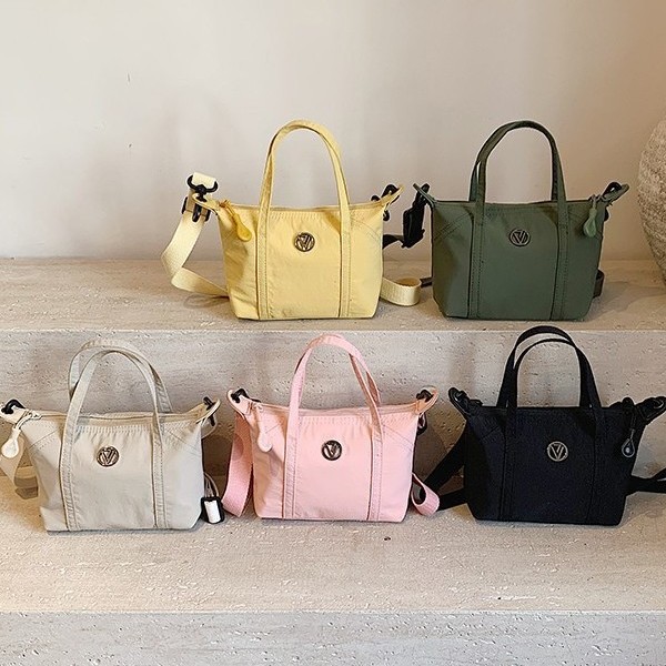The 2025 new multi-color single-shoulder crossbody handbag is a casual and versatile mom shopping bag. The solid color shopping bag is versatile full figure