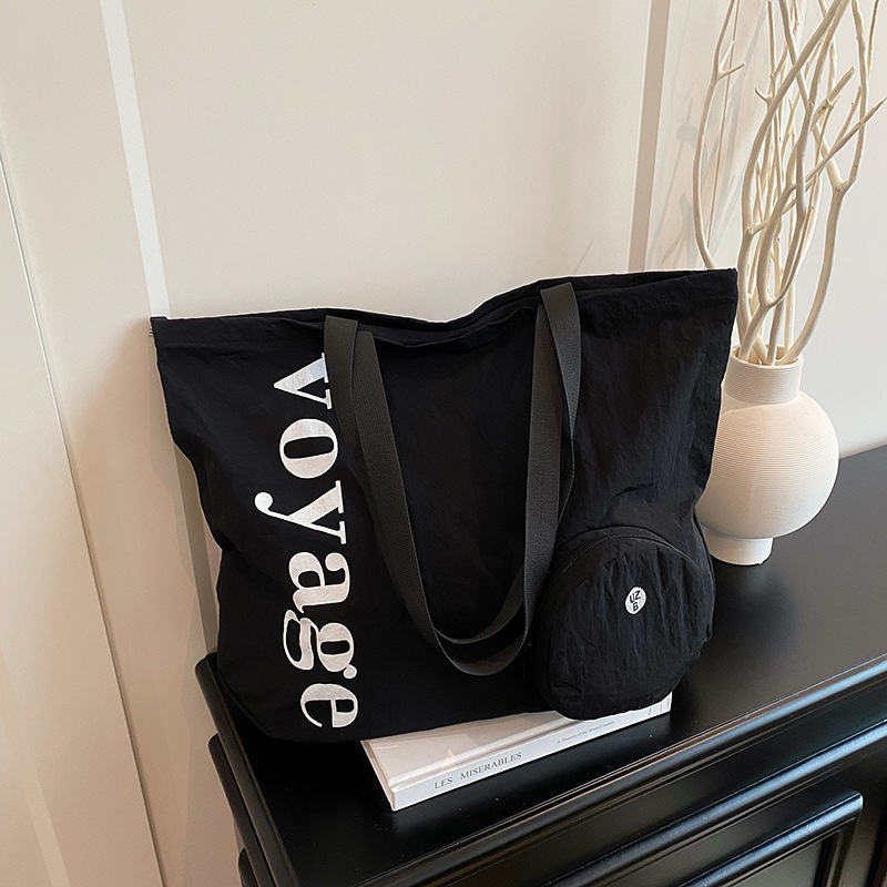 Korean-style large-capacity canvas tote bag with a relaxed feel, a new model handbag for college students' commuting to and from school in 2025 Application Scenario