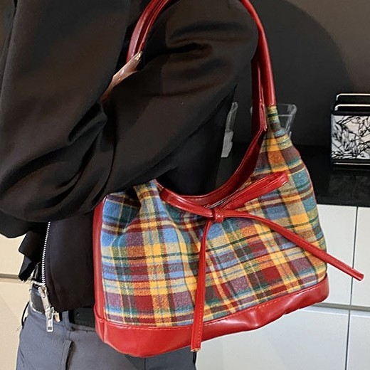 The color-blocking checkered women's spring 2025 stylish single-shoulder bag, large-capacity tote bag, hand-carry and large underarm bag trend Specification drawing