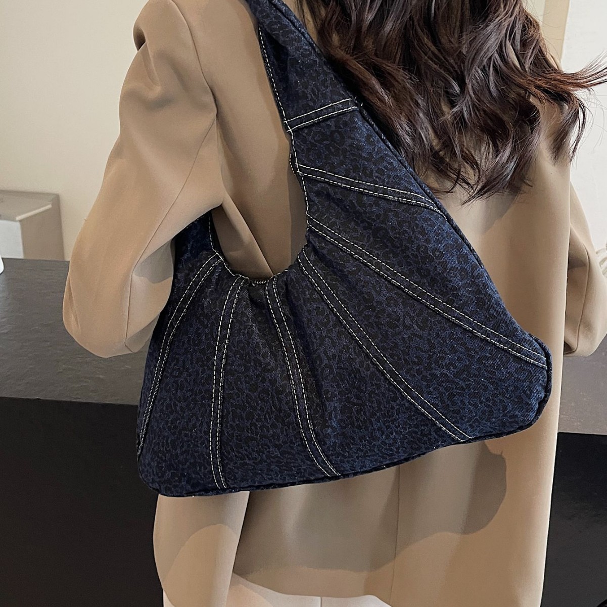 New autumn and winter women's commuter single-shoulder underarm bag and versatile tote bag with large capacity denim fabric Application Scenario