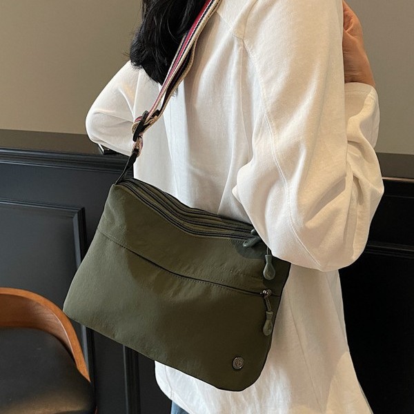 The 2025 new women's crossbody bag is a lightweight fabric small bag with a light and casual single-shoulder design. It is simple and versatile on one shoulder Application Scenario