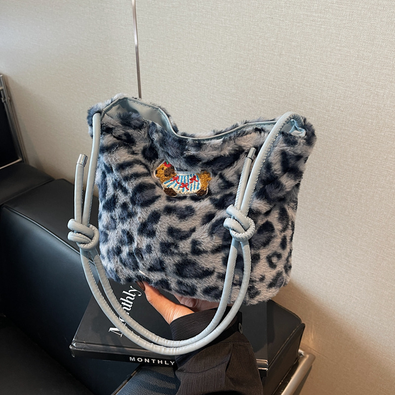 This year, the trendy leopard print plush bucket bag is in vogue. It's a versatile, simple and casual bag with a single shoulder and underarm full figure