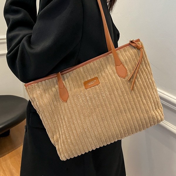 Corduroy large-capacity versatile 2024 winter new, niche and simple work commute hand-held shoulder tote bag for women Application Scenario