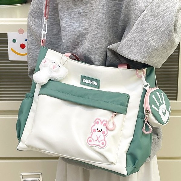 Cute little cat crossbody bag for girls, new fresh and clean bag for junior and senior high school classes and commuting, large-capacity single-shoulder bag Application Scenario