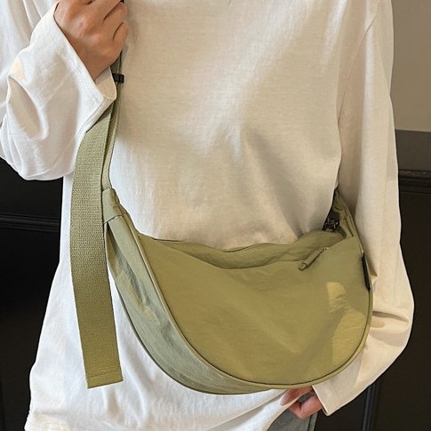 The new women's summer bag is a versatile dumpling bag with a lightweight design, creating a dazzling sporty crossbody bag trend Application Scenario