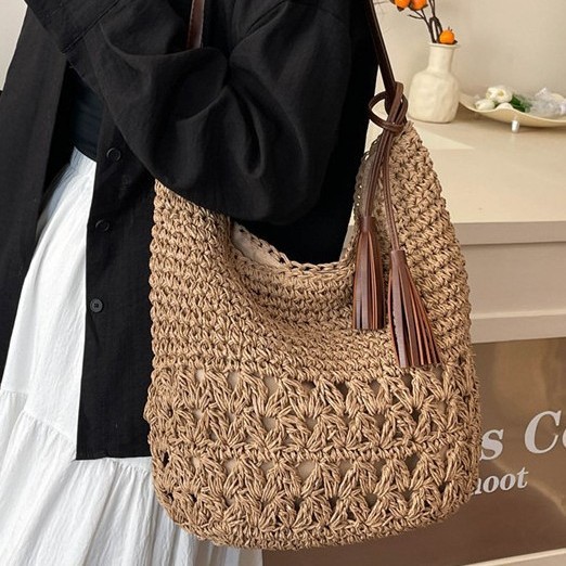 New, niche, hollowed-out tassel bag, seaside vacate-style beach bag, and fashionable women's bag Application Scenario