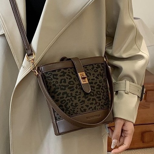 Cross-border handbag, women's handbag, niche design, 2024 fashionable bucket bag, leopard print series bestseller, hand and shoulder full figure