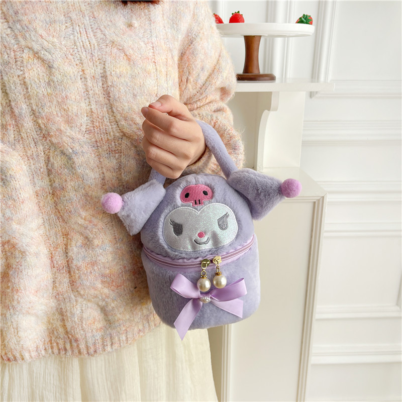 Cartoon creative plush toy backpack, internet-famous makeup bag, claw machine doll, gift exchange, girlish heart makeup bag Application Scenario
